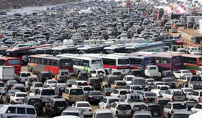 ワカサギ祭りで混雑する車